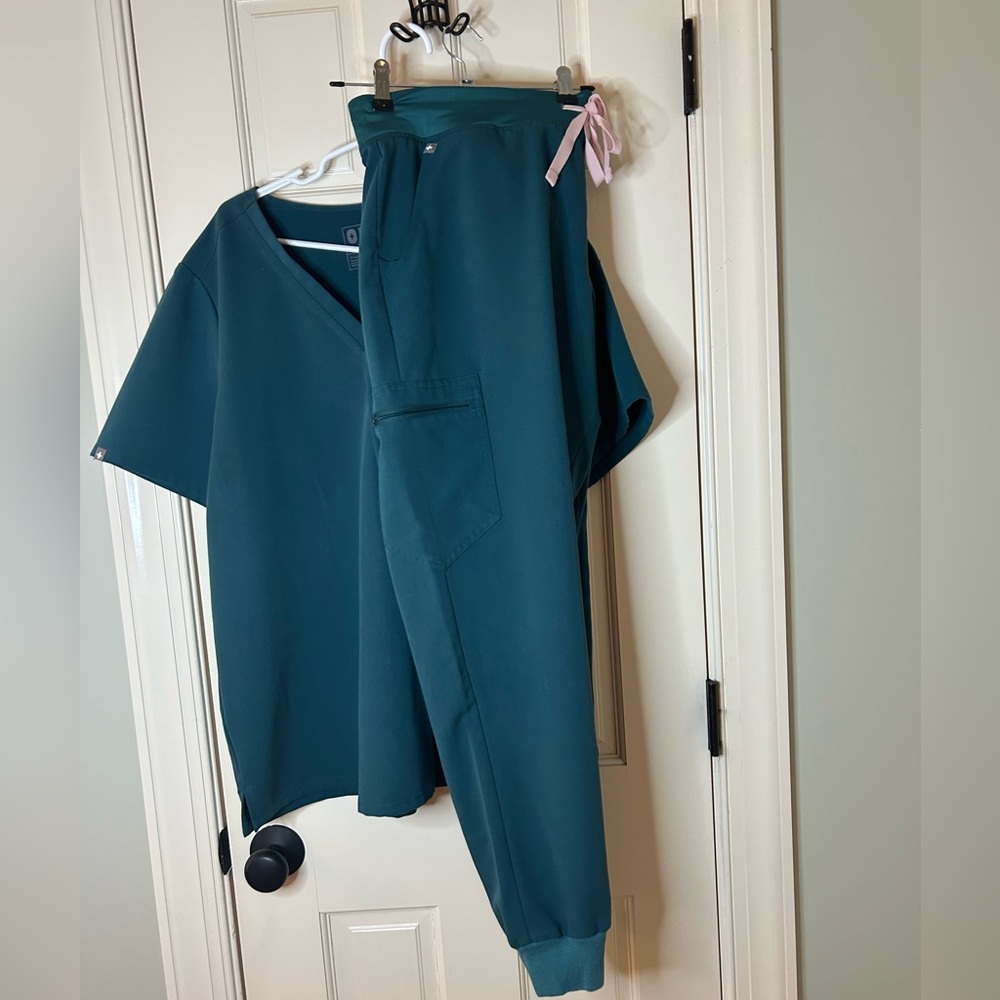 Figs Women’s Teal Jogger Pants and Top Set